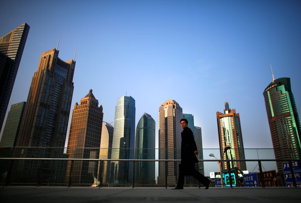Photo d'archive :  un homme marche dans le quartier financier de pudong a shanghai