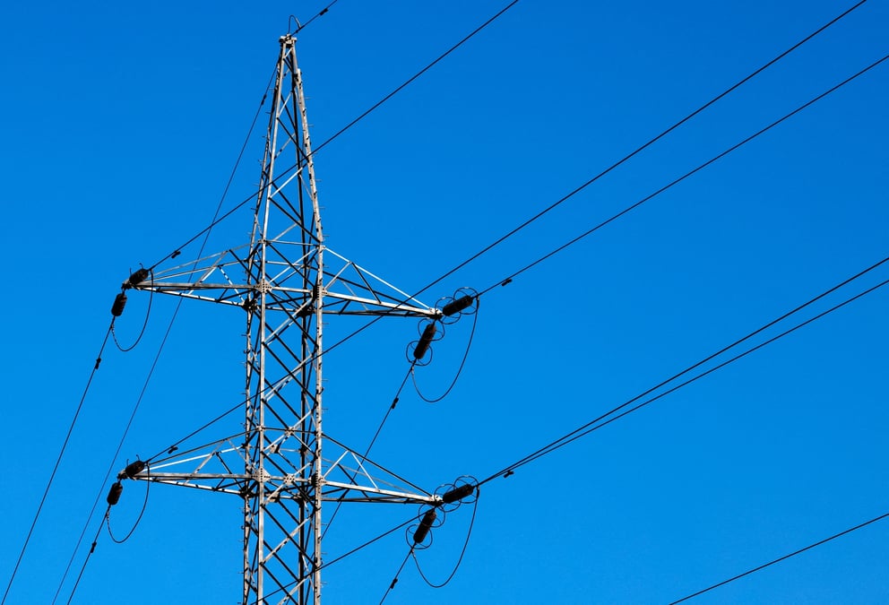 Un pylone electrique est visible sur le site belge du fabricant d'acier inoxydable aperam, a genk, en belgique