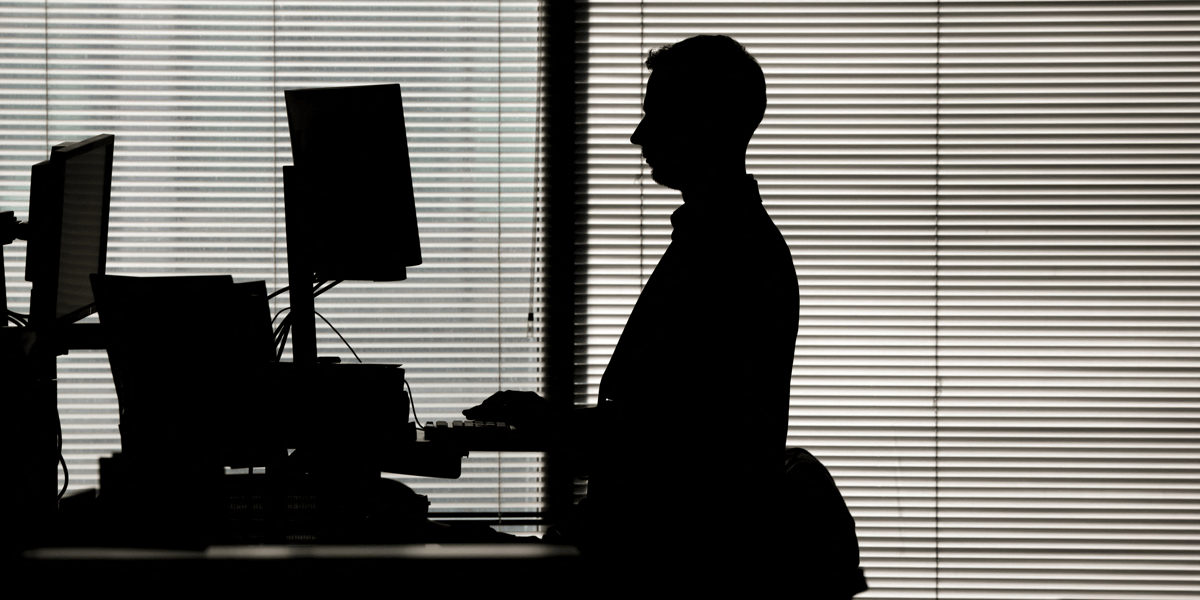 Un homme travaille dans un bureau a canary wharf, londres