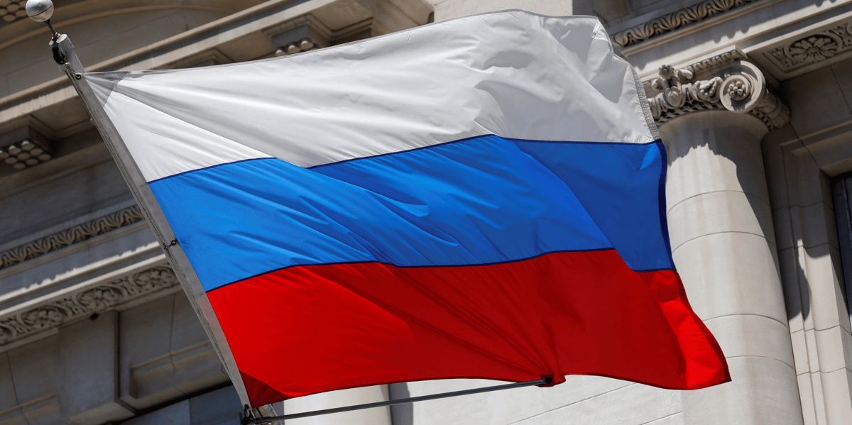Un drapeau russe flotte devant le consulat general de la federation de russie a new york
