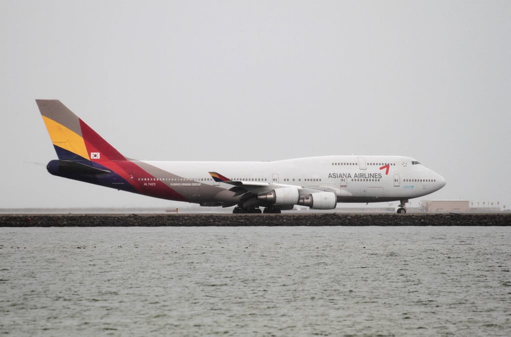 Un boeing 747-400 de la compagnie asiana airlines, a l'aeroport international de san francisco