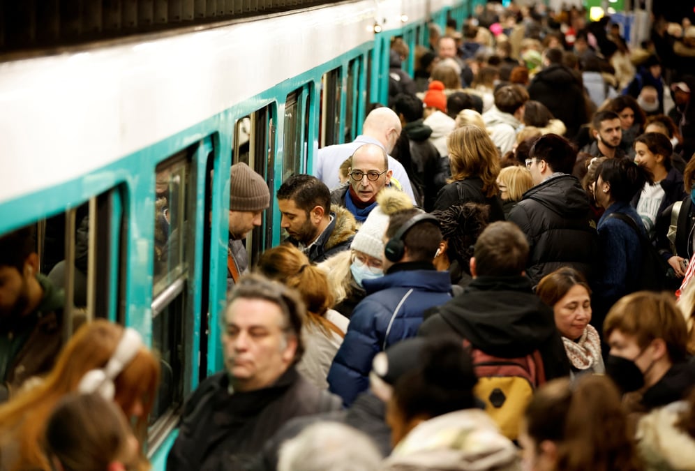 Les métros et trains de banlieue parisiens ne seront plus obligés de s'arrêter jusqu'à l'arrivée des secours en cas de malaise dans une rame d'un voyageur.