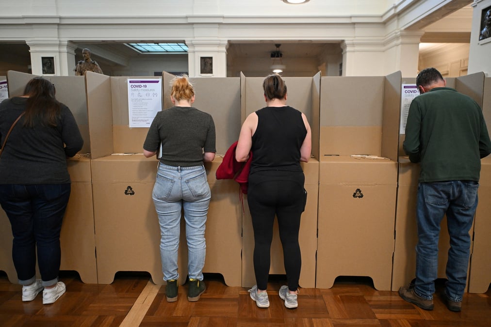 Photo des gens qui votent sont vus aux urnes a l'ancien parlement australien