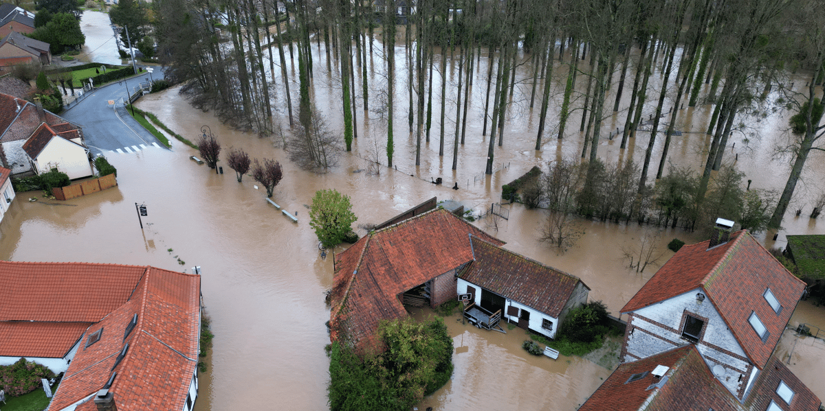 Une vue aerienne montrant une zone inondee a estree