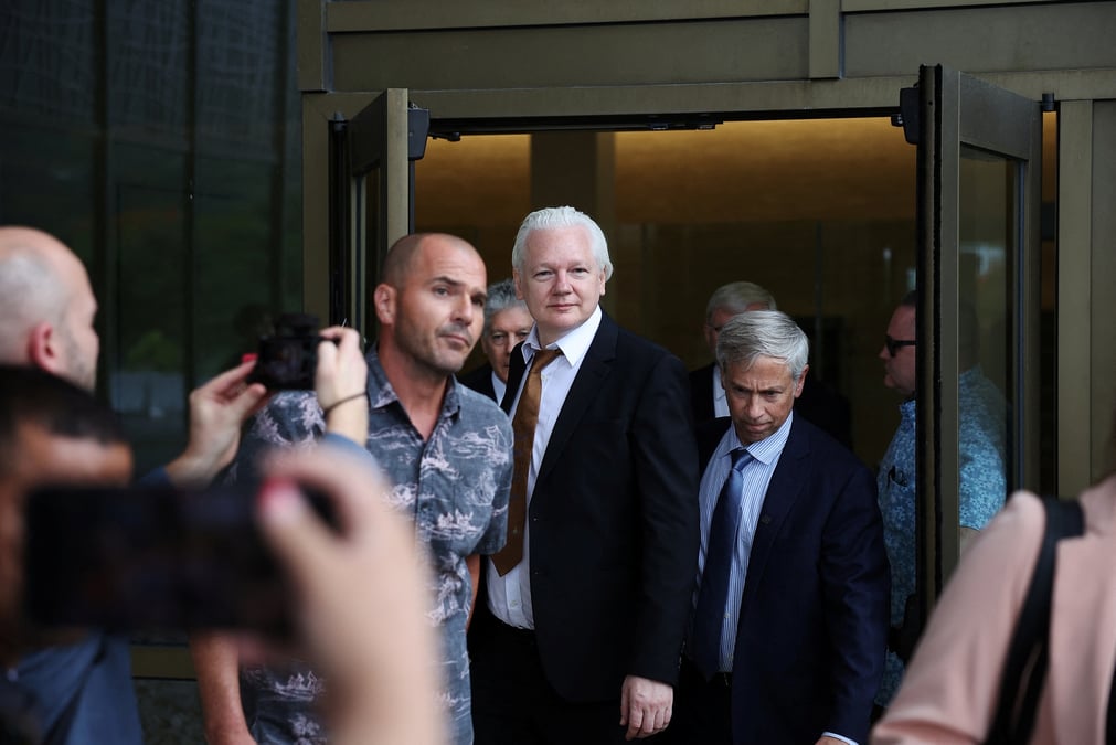 Julian assange, fondateur de wikileaks, apres une audience au tribunal de district des etats-unis a saipan