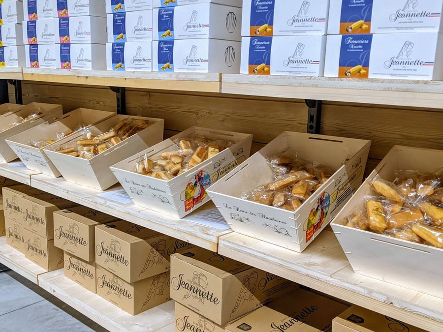 40.000 madeleines sortent quotidiennement des fours de l’usine installée à Colombelles dans la banlieue de Caen.
