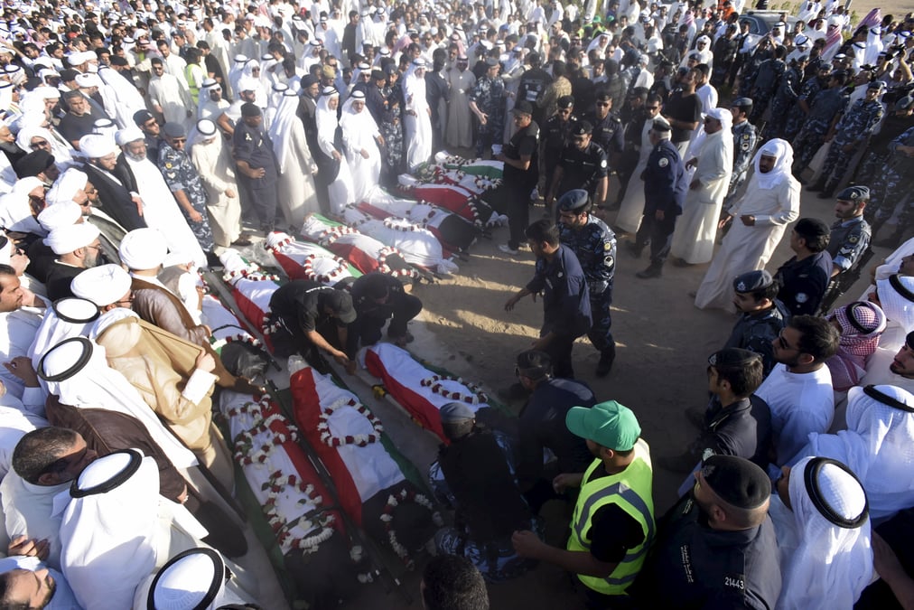 Funerailles des victimes de l'attentat contre une mosquee chiite a koweit city