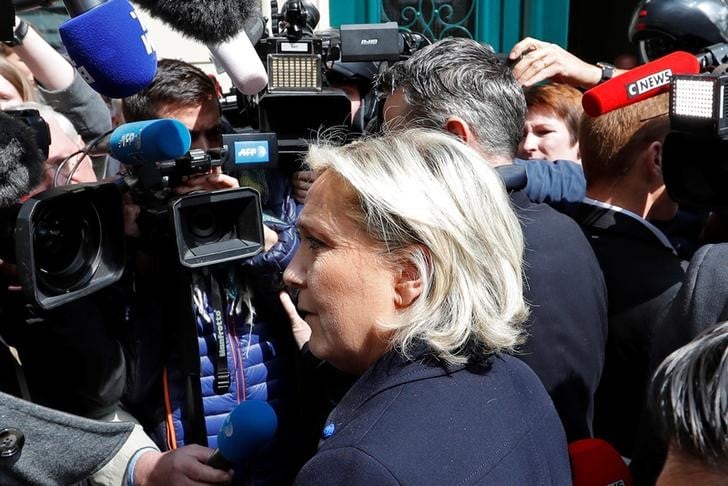 Le pen appelle les "insoumis" a "faire barrage" a macron