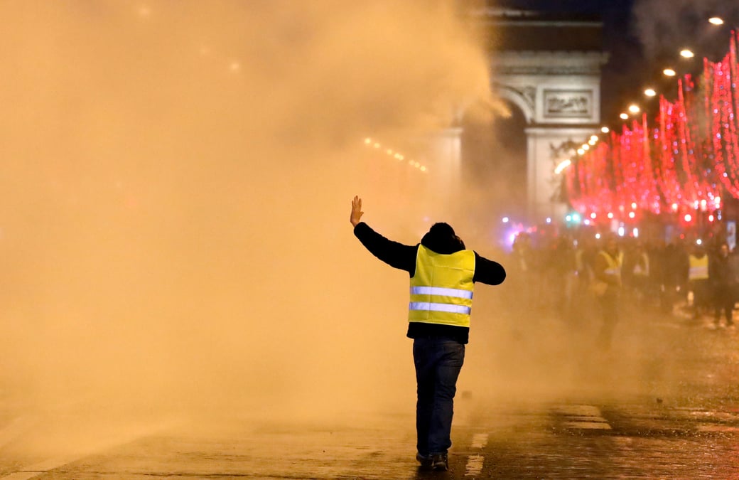 "gilets jaunes": enquete ouverte pour violences sur des policiers a paris