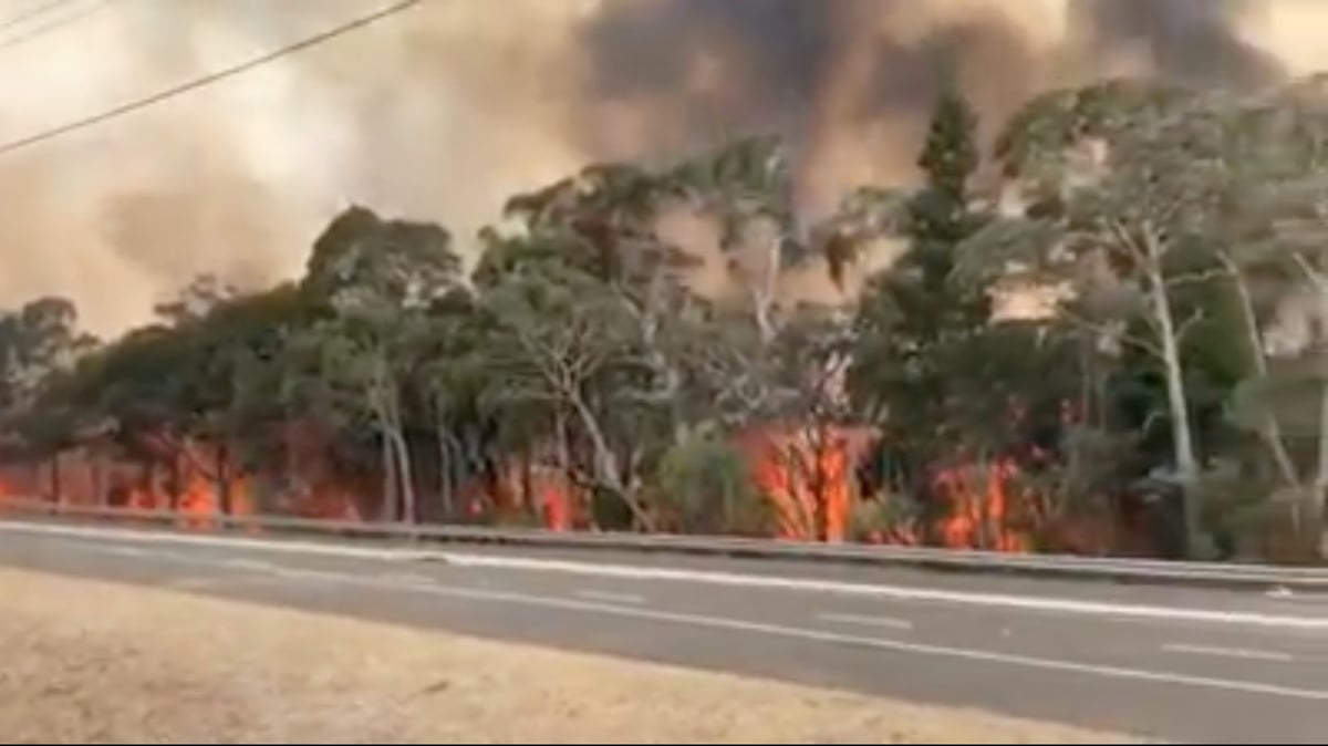 Des milliers de personnes evacuent le sud-est de l'australie, frappe par des incendies