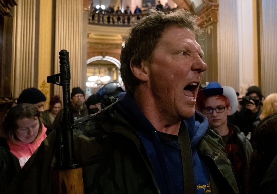 Aux États-Unis, des manifestants armés de fusils d'assaut ont investi jeudi 30 avril le Capitole de l’État du Michigan pour faire pression sur les parlementaires réunis à ce moment-là, afin d'obtenir l’assouplissement des mesures de déconfinement.