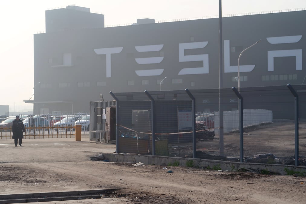 Tesla prevoit de lancer un prototype de robot humanoide l'annee prochaine, dit elon musk