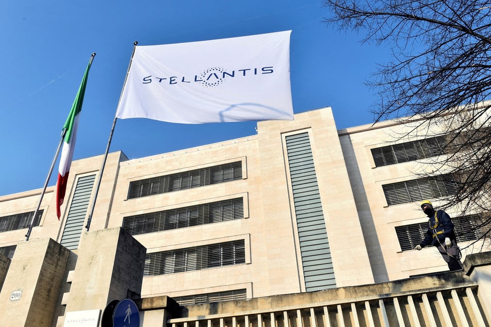 Photo du logo de stellantis sur un drapeau