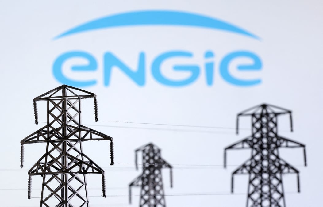 Illustration montrant des miniatures de pylones de transmission d'energie electrique et le logo engie
