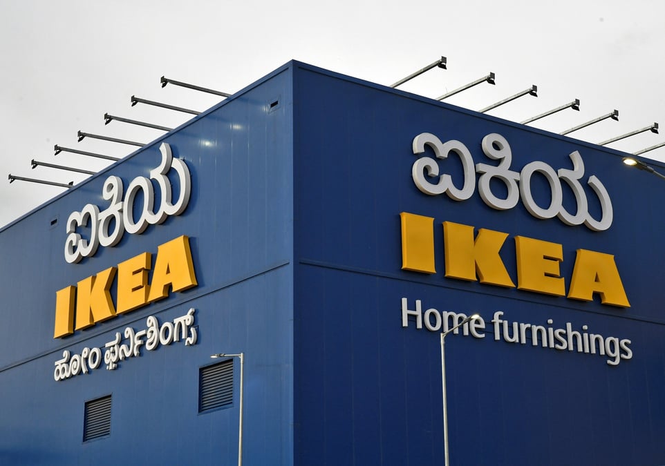 Le logo d'ikea est visible au-dessus de son nouveau magasin a bangalore