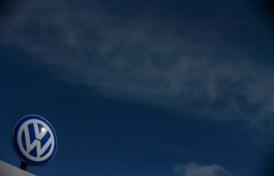 Le logo de volkswagen au siege de la societe a wolfsburg