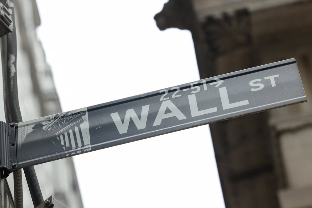 Un panneau wall street a l'exterieur du new york stock exchange (nyse)