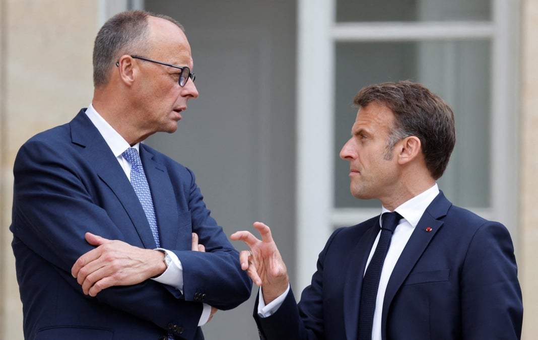 Emmanuel Macron et le chancelier allemand Friedrich Merz en visite à l'Élysée le 7 mai 2025