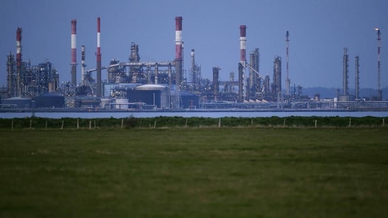 Le blocage d'une raffinerie total entraine une ruee sur les stations-service 
