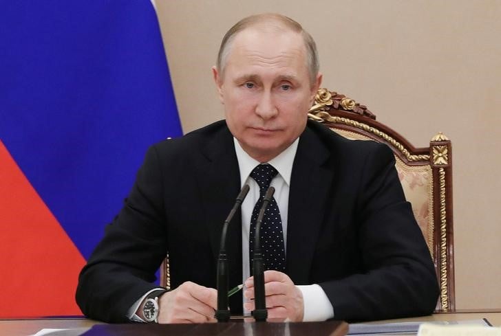 Vladimir poutine devant les electeurs sans programme economique