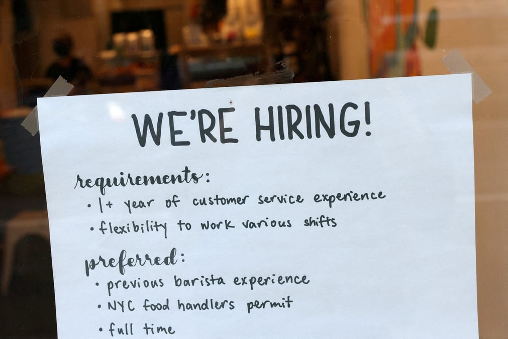 Un panneau d'embauche est visible dans un cafe alors que le departement americain du travail publie son rapport sur l'emploi de juillet, a manhattan, new york city
