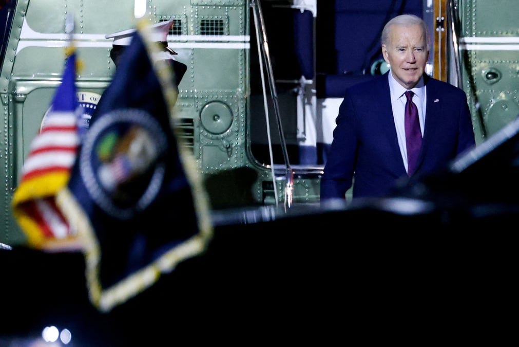 Le president americain joe biden debarque de marine one a la base aerienne du delaware