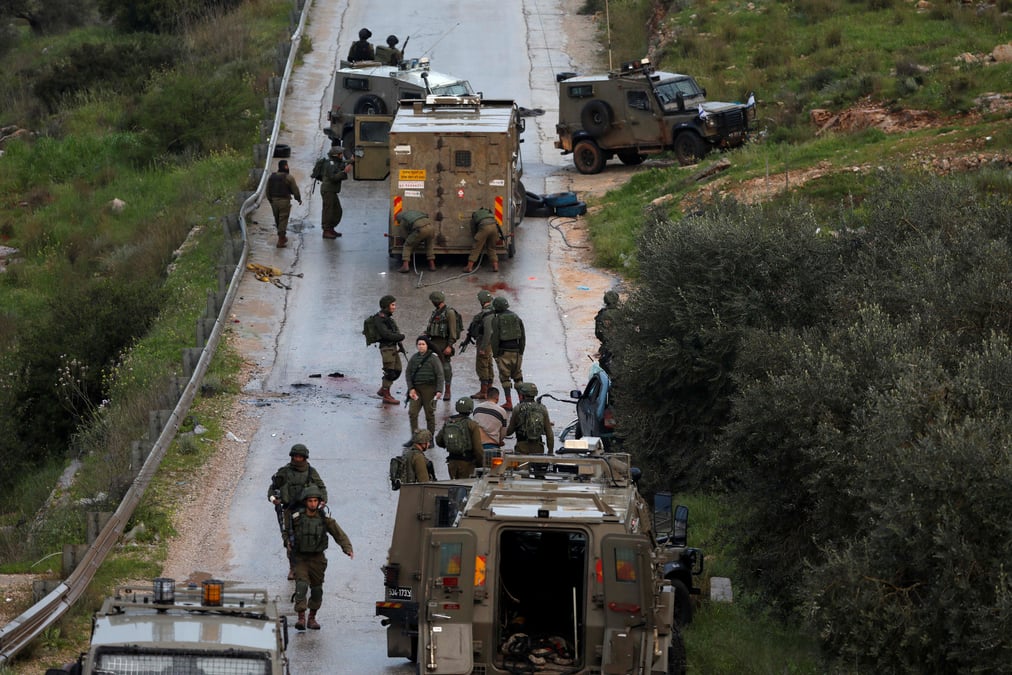 Des palestiniens foncent avec un vehicule sur des soldats israeliens
