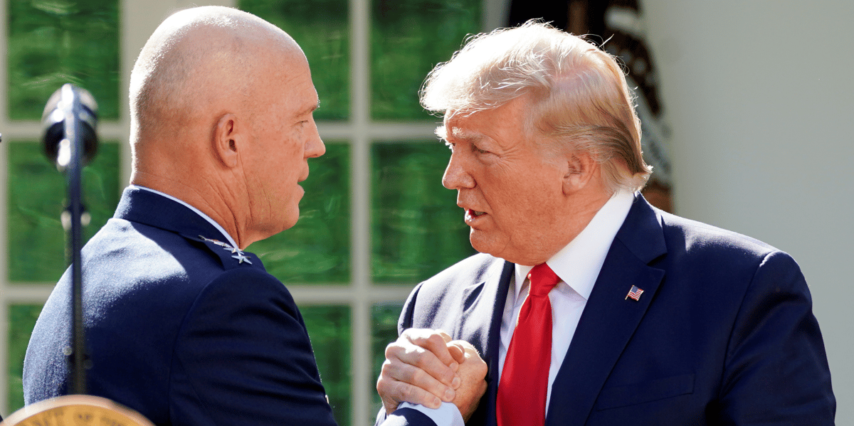 Le 29 août 2019 à la Maison-Blanche, Donald Trump serrant la main du général John Raymond, commandant en chef des forces armées spatiales des États-Unis.