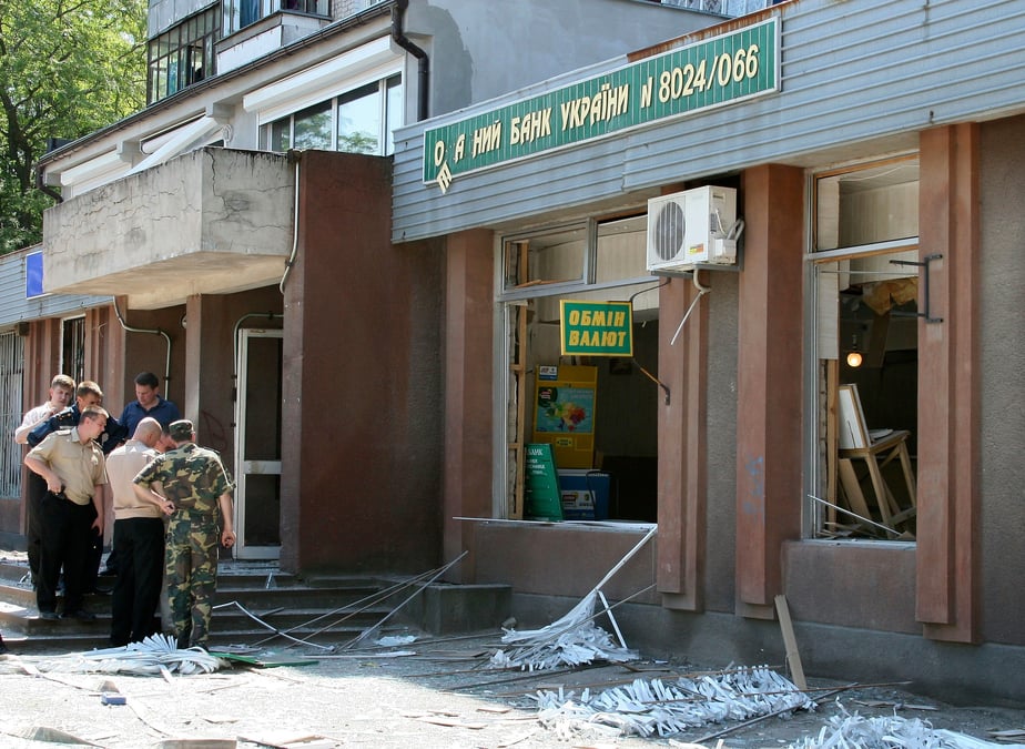 Photo d'archives montrant des specialistes inspectant le site d'une explosion a melitopol en ukraine
