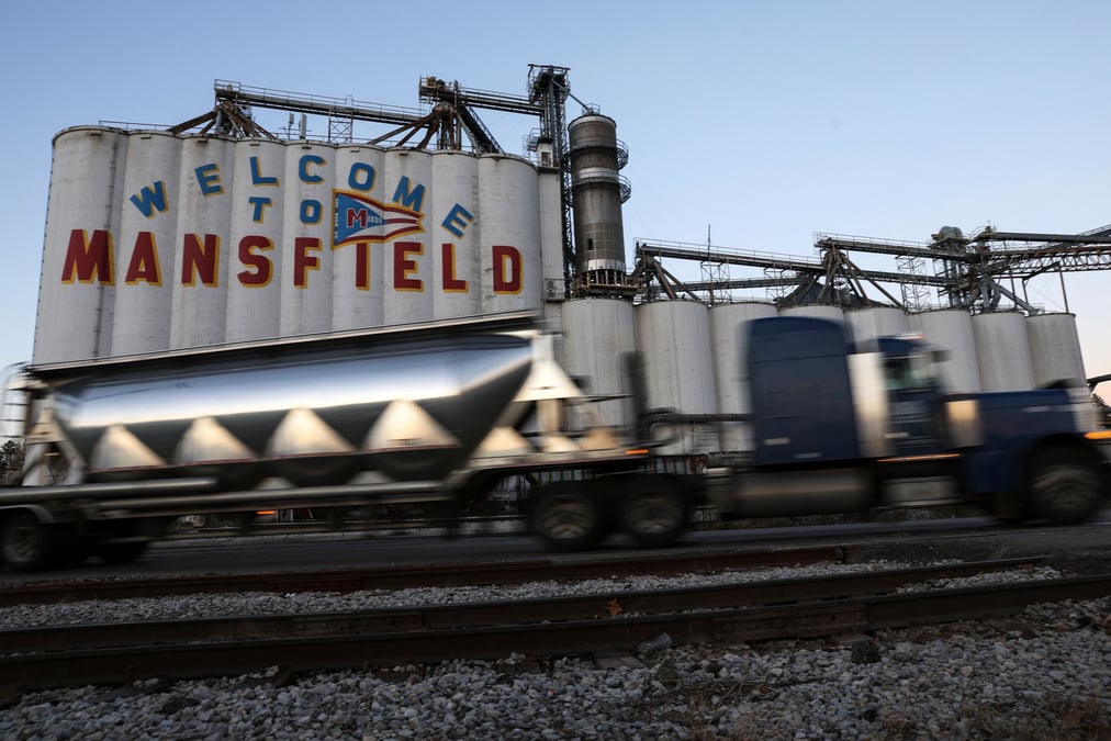 Un semi-remorque passe devant un site industriel a mansfield, dans l'ohio