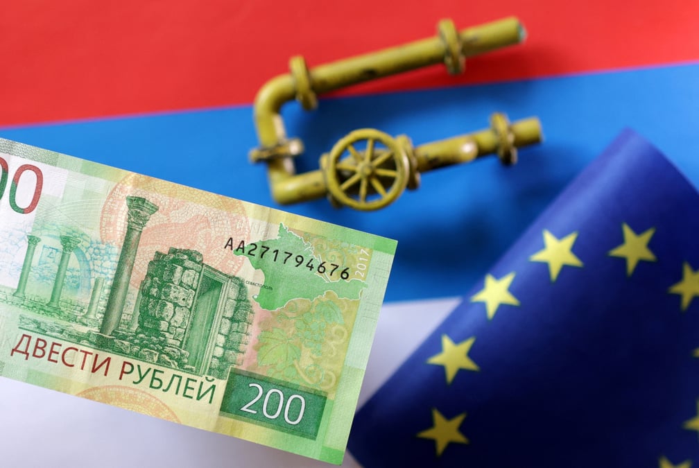 L'illustration montre un modele de gazoduc, un billet en rouble, un drapeau russe et un drapeau de l'ue