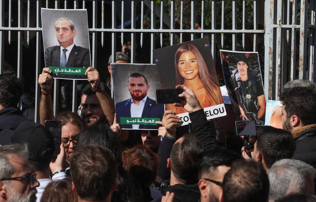 Des gens se rassemblent a beyrouth au liban pour s'opposer a la revocation du juge tarek bitar dans l'enquete sur l'explosion meurtriere dans le port de la capitale en 2020