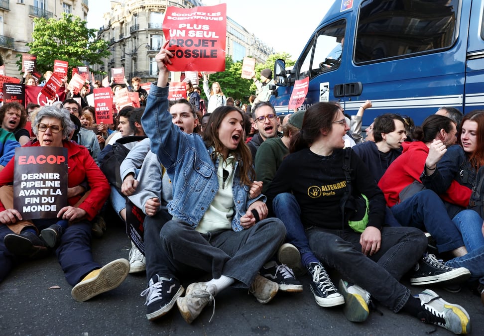 Des militants ecologistes protestent lors de l'assemblee generale annuelle de totalenergies a paris