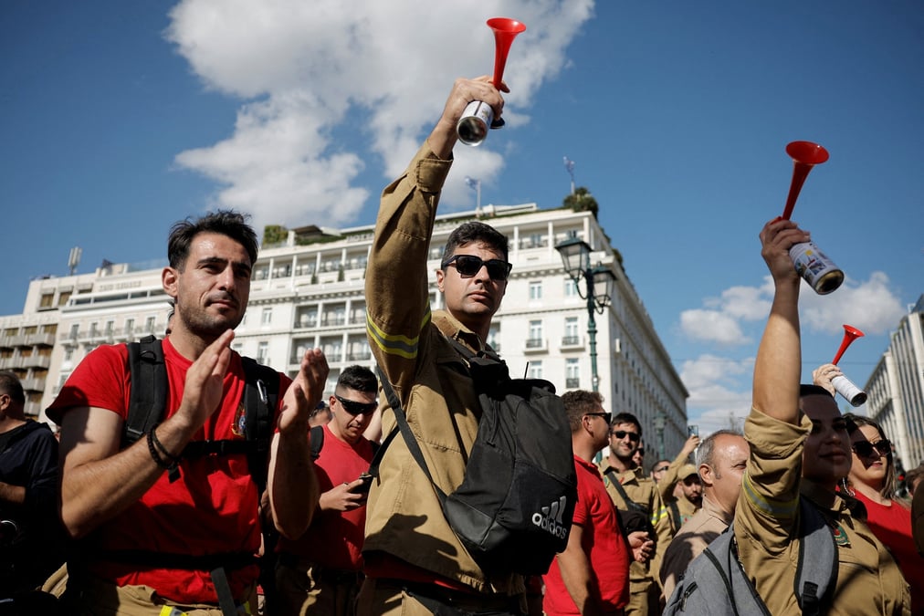 Les pompiers saisonniers grecs manifestent a athenes pour reclamer des emplois permanents