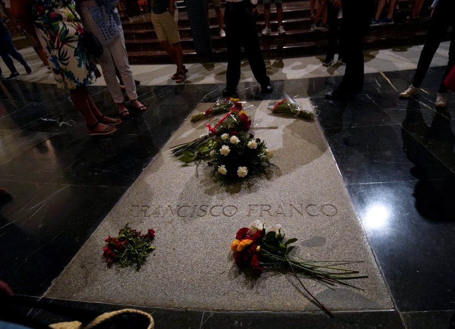 Le gouvernement espagnol ouvre la voie a l'exhumation de franco