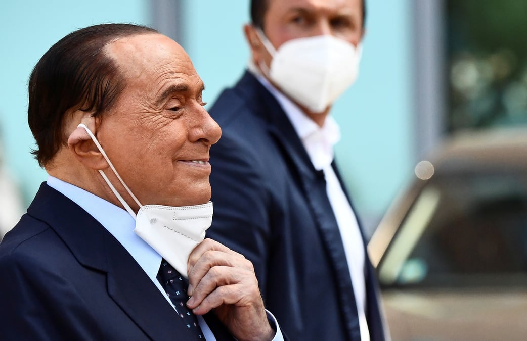 Berlusconi hospitalise a monte carlo pour des problemes cardiaques