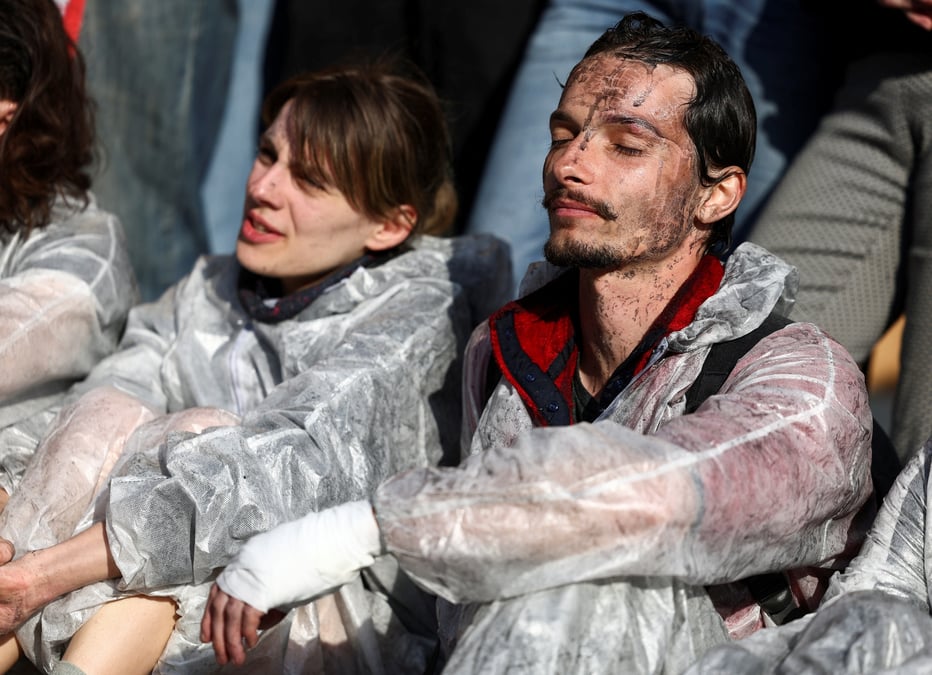 Des militants ecologistes protestent lors de l'assemblee generale annuelle de totalenergies a paris