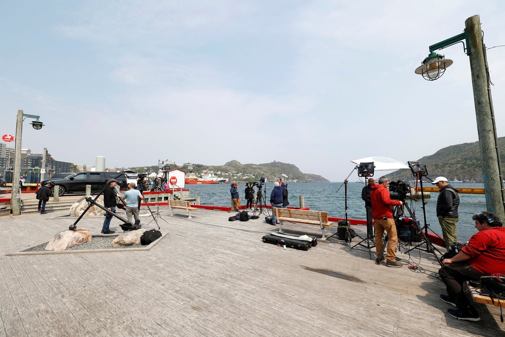 Des medias attendent des nouvelles pendant les recherches du submersible oceangate dans le port de st. john's, a terre-neuve