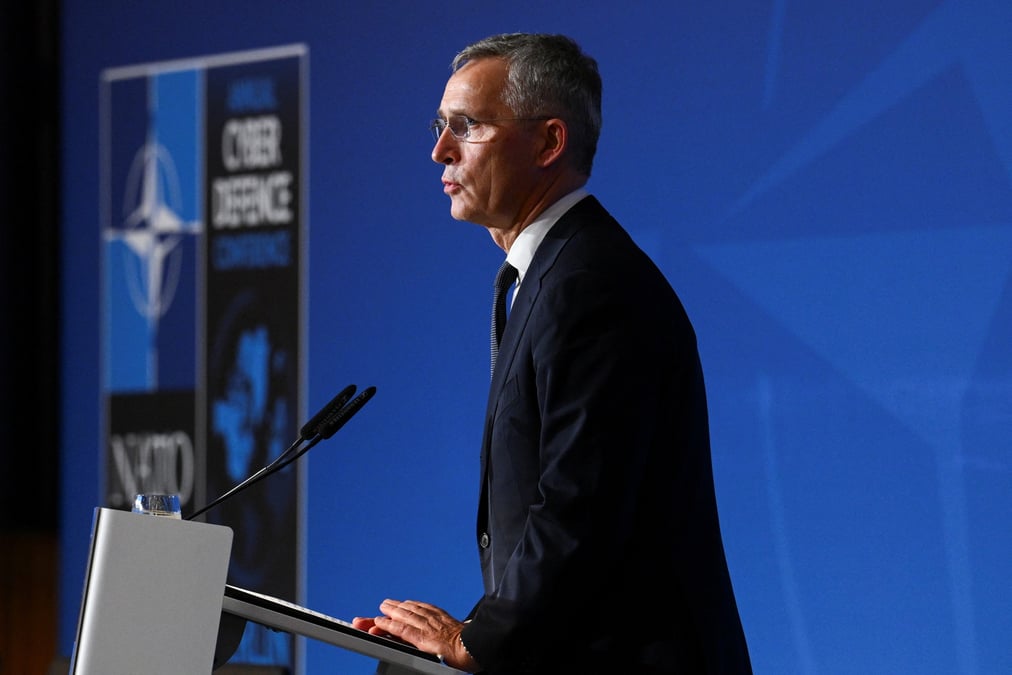 Le secretaire general de l'otan, jens stoltenberg, lors de la conference de l'otan sur la cyberdefense