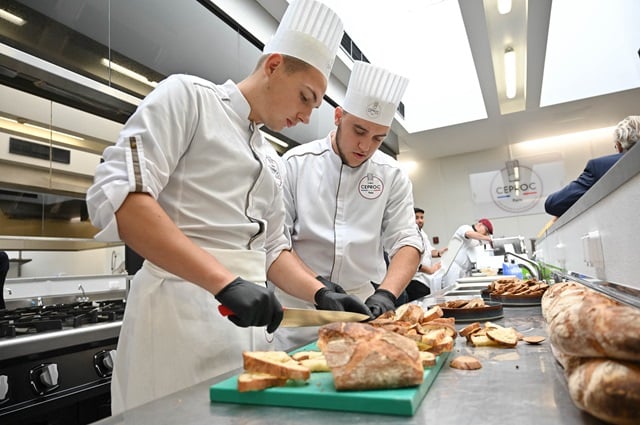Alors que Bercy plaide pour un resserrement des aides versées aux entreprises pour l'apprentissage, le patronat monte au créneau pour exprimer ses réticences. (Photo d'illustration)