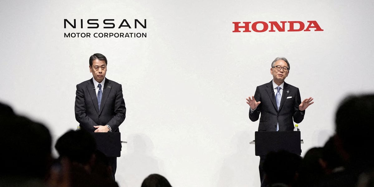 Les relations entre Makoto Uchida, l'actuel directeur général de Nissan (à gauche), et son homologue chez Honda, Toshihiro Mibe, se sont détériorées ces dernières semaines, d'après le Financial Times.