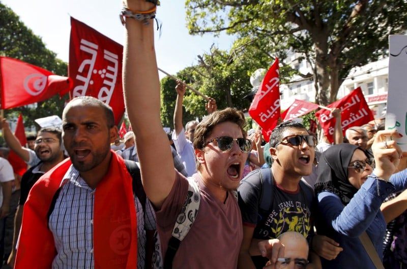 Des tunisiens manifestent contre un projet de loi d'amnistie