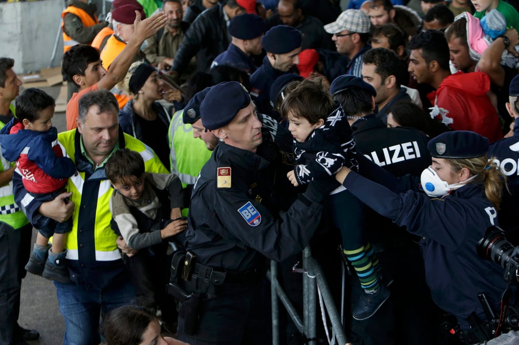 Dix mille migrants ont franchi dimanche la frontiere austro-hongroise