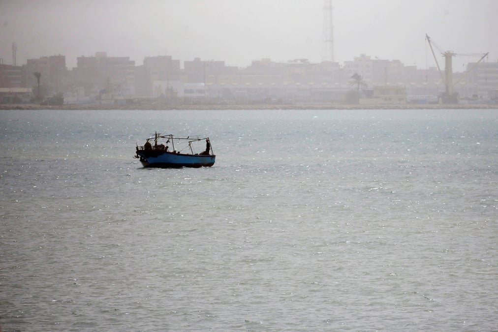 Un porte-conteneur s’echoue dans le canal de suez, operation de remorquage en cours