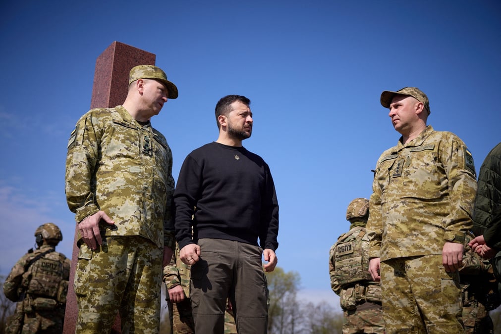 Le president ukrainien volodimir zelensky visite la frontiere avec la bielorussie