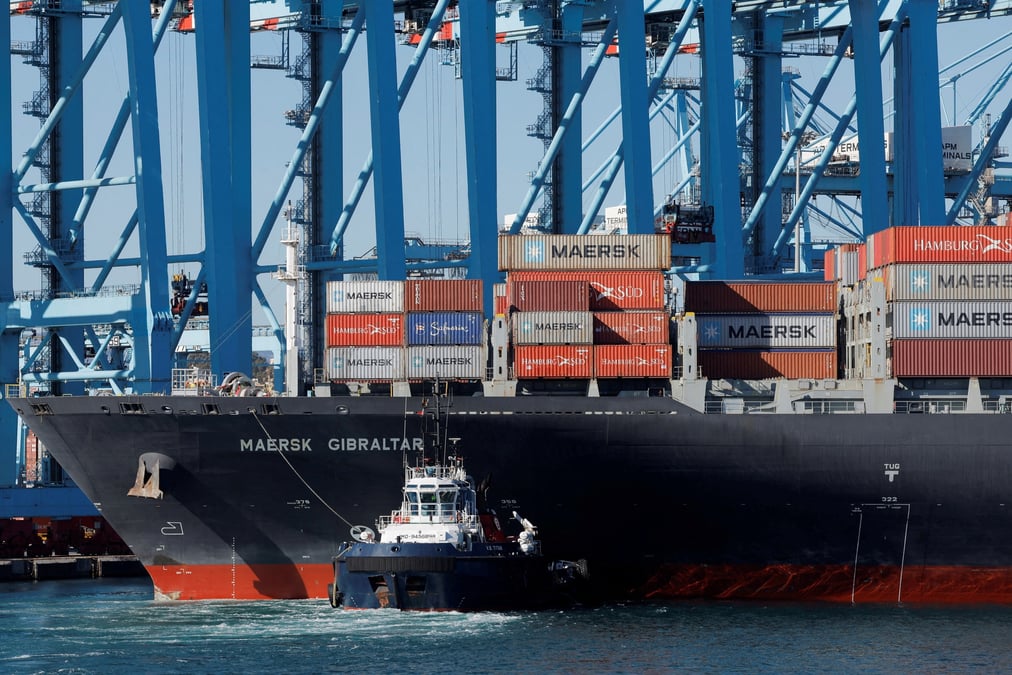 Des conteneurs sont vus sur le porte-conteneurs maersk gibraltar a l'apm terminals dans le port d'algeciras