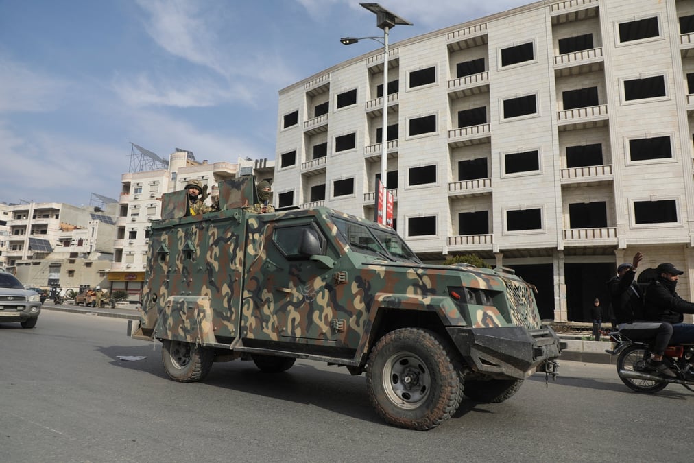 Un combattant rebelle fait un geste a hama, en syrie