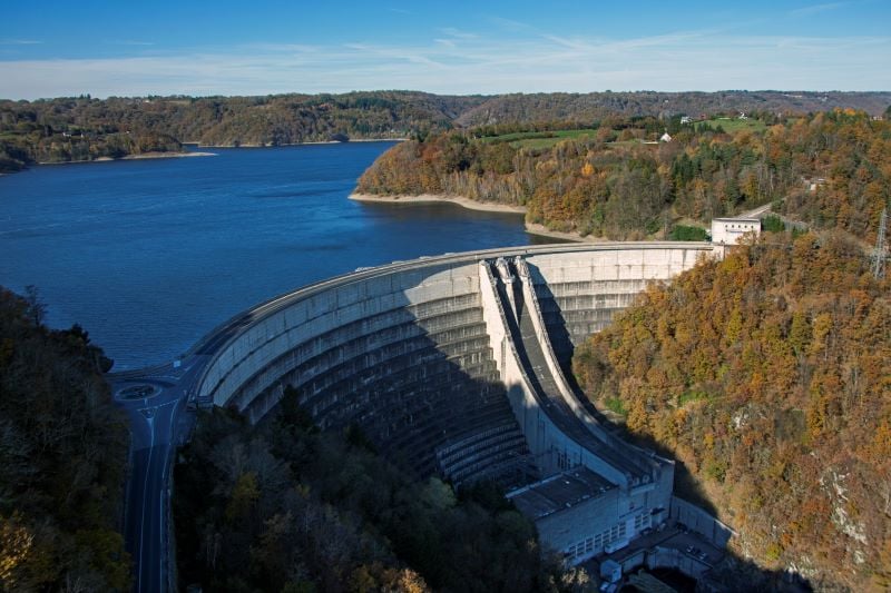 Le barrage de Bort-les-Orgues sur la Dordogne, lancé en 1952 à la jonction entre la Corrèze, le Cantal et le Puy-de-Dôme, est opéré par EDF Hydro. Le contrat de concession est pourtant échu depuis 2012.