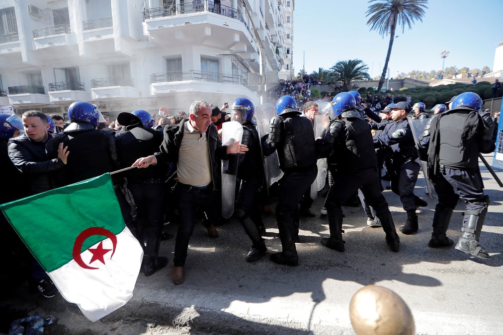 Algerie: 183 blesses vendredi; bouteflika nomme un directeur de campagne