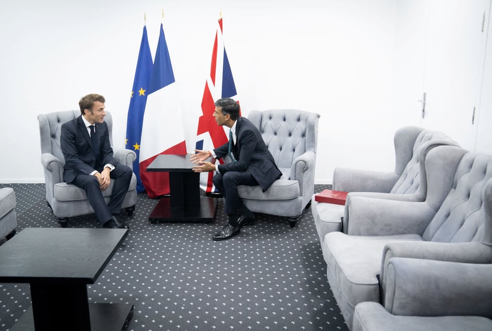 Photo du president francais emmanuel macron avec le premier ministre britannique rishi sunak a la cop27